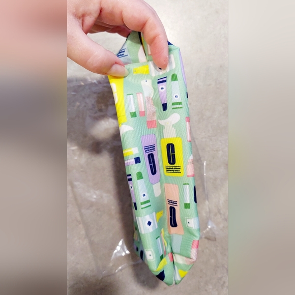 KATE SPADE/CLINIQUE NWT Cosmetic Bag with Zippered Top. - Picture 5 of 8